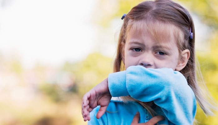 Petite fille qui tousse