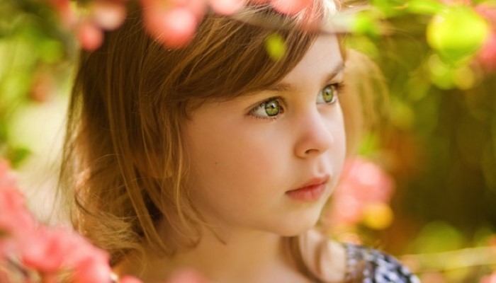 Petite fille dans un rayon de soleil Petite fille dans un rayon de soleil