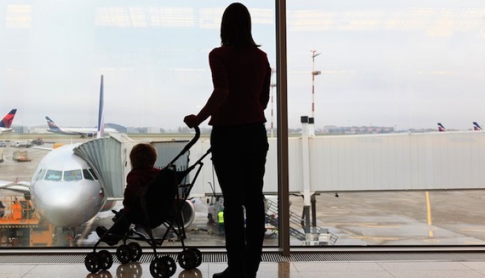 Maman et bébé à l'aeroport Maman et bébé à l'aeroport