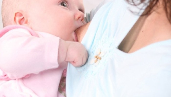 maman allaitant son bébé au sein maman allaitant son bébé au sein