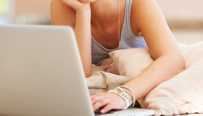 Femme qui consulte un ordinateur
