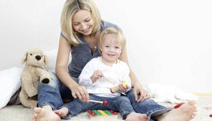 Maman qui joue avec sa petite fille Maman qui joue avec sa petite fille