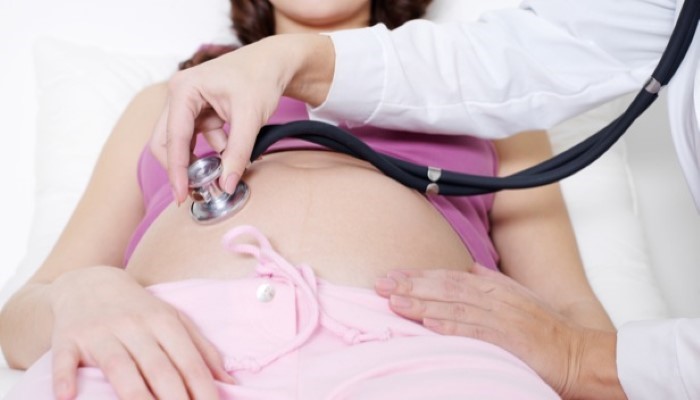Femme enceinte qui se fait ausculter Femme enceinte qui se fait ausculter