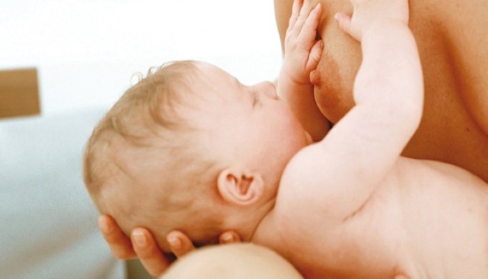 Bébé qui prend le sein Bébé qui prend le sein