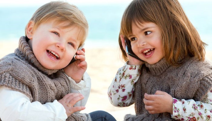 Enfants qui jouent avec des téléphones