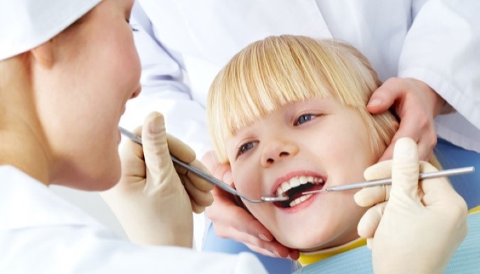 Enfant chez le dentiste