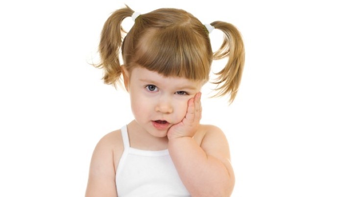 Petite fille qui a mal aux dents
