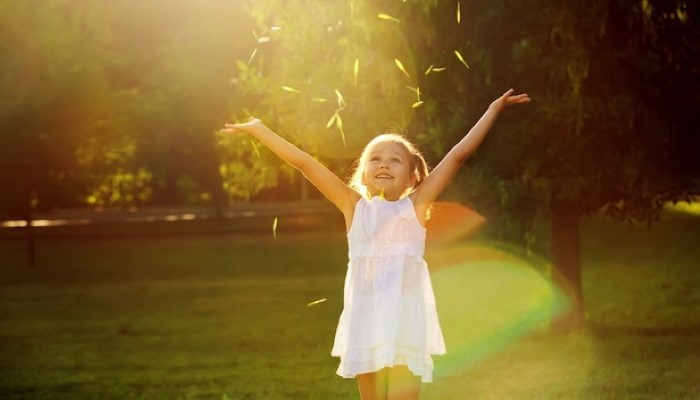 Petite fille en plein air Petite fille en plein air