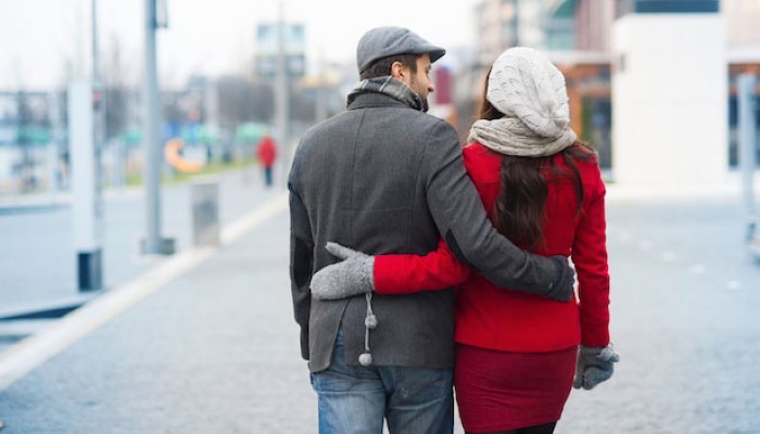 Couple qui marche dans la rue