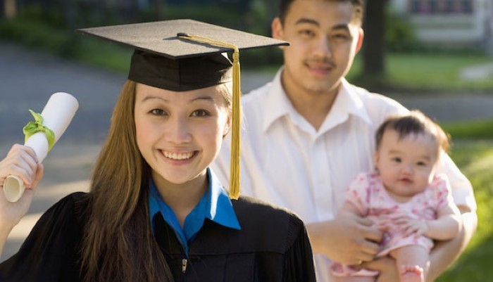 Être maman et faire des études à la fois Être maman et faire des études à la fois