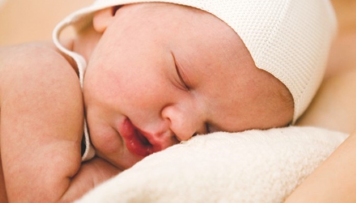 Bébé qui dort contre la poitrine de maman Bébé qui dort contre la poitrine de maman