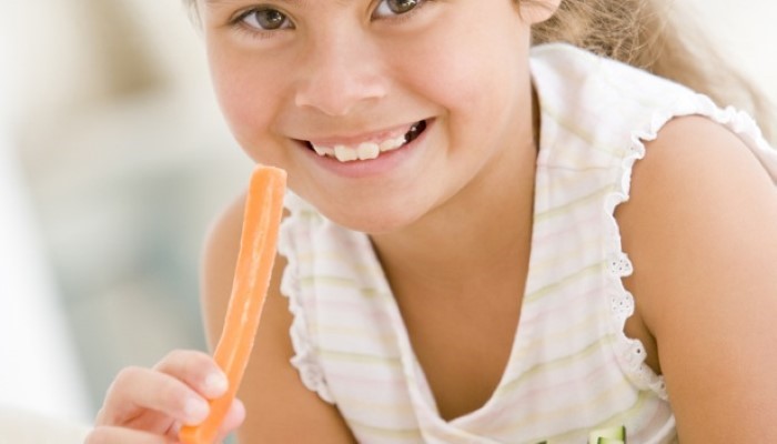 Petite fille qui mange des légumes Petite fille qui mange des légumes