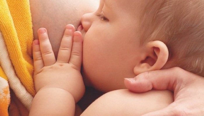 Bébé prenant le sein Bébé prenant le sein