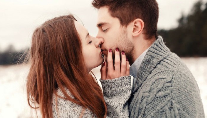 Couple qui s'embrasse