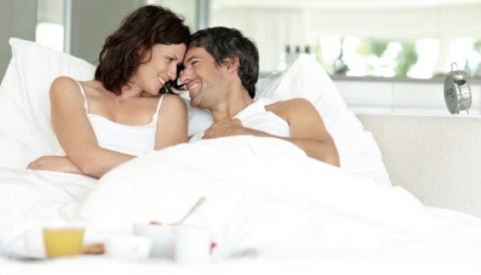 Couple se regardant amoureusement