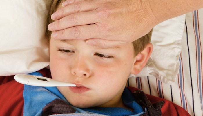 Petite garçon malade et alitée Petite garçon malade et alitée