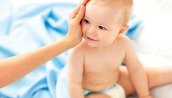 Maman qui caresse son bébé Maman qui caresse son bébé