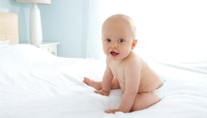 Petit bébé qui sourit Petit bébé qui sourit