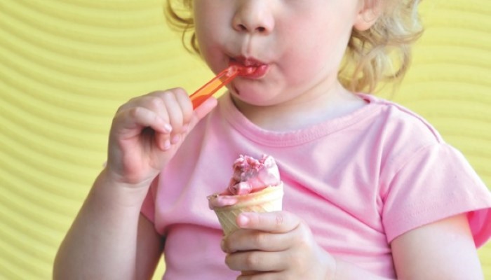 Petit enfant qui mange une glace Petit enfant qui mange une glace