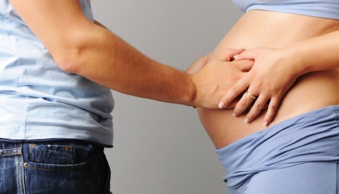 Homme qui caresse le ventre de la femme enceinte Homme qui caresse le ventre de la femme enceinte