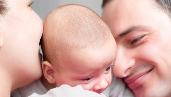 Papa et maman qui prennent bébé dans leurs bras Papa et maman qui prennent bébé dans leurs bras