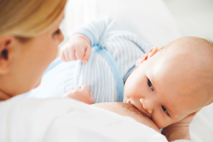 Bébé qui prend le sein Bébé qui prend le sein