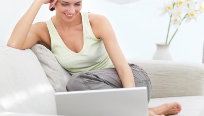 Jeune femme devant son ordinateur Jeune femme devant son ordinateur