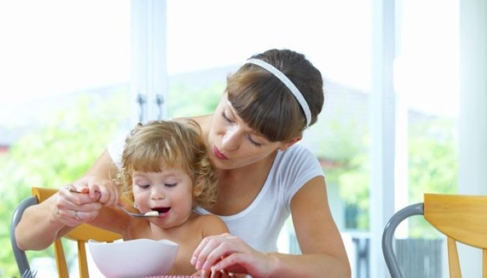 Bébé qui mange avec sa maman Bébé qui mange avec sa maman