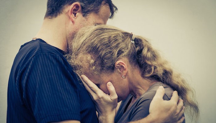 Couple qui a perdu son enfant Couple qui a perdu son enfant