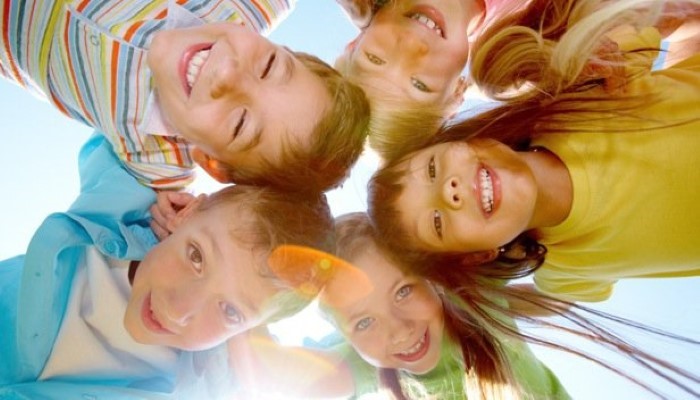 Enfants en cercle qui sourient Enfants en cercle qui sourient