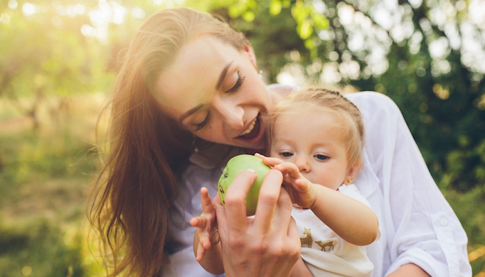 Bébé qui croque dans une pomme