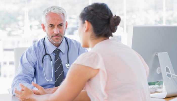 Femme en consultation chez le gynécologue Femme en consultation chez le gynécologue
