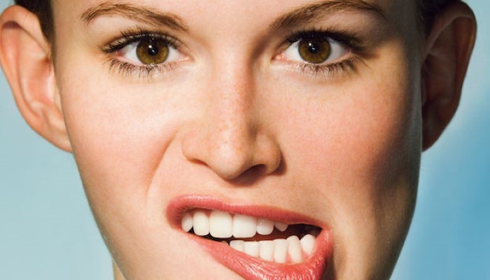 Femme qui fait la grimace