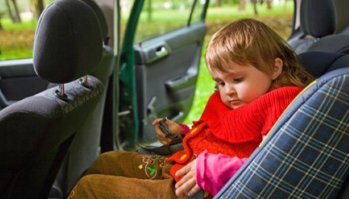 Petite fille en voiture Petite fille en voiture