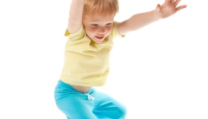 Petit enfant qui s'amuse