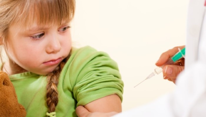 Petite fille qui se fait vacciner