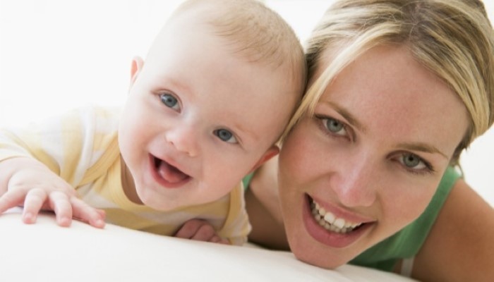 Maman et son bébé qui sourient