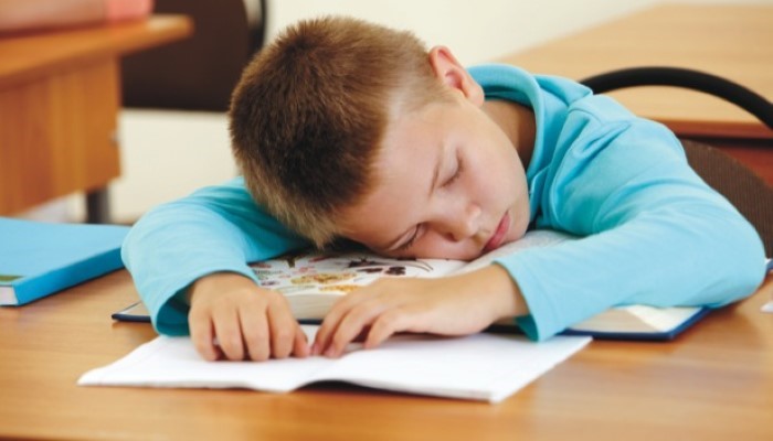 Enfant qui dort en classe