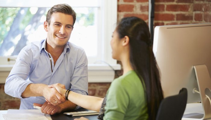 Maman au bureau de l'enseignant de son enfant