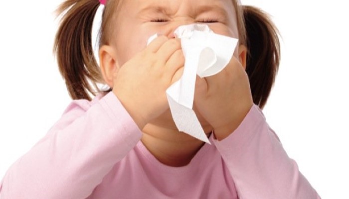 Petite fille qui éternue Petite fille qui éternue