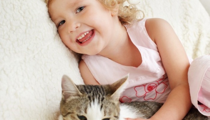 Petite qui joue avec son chat