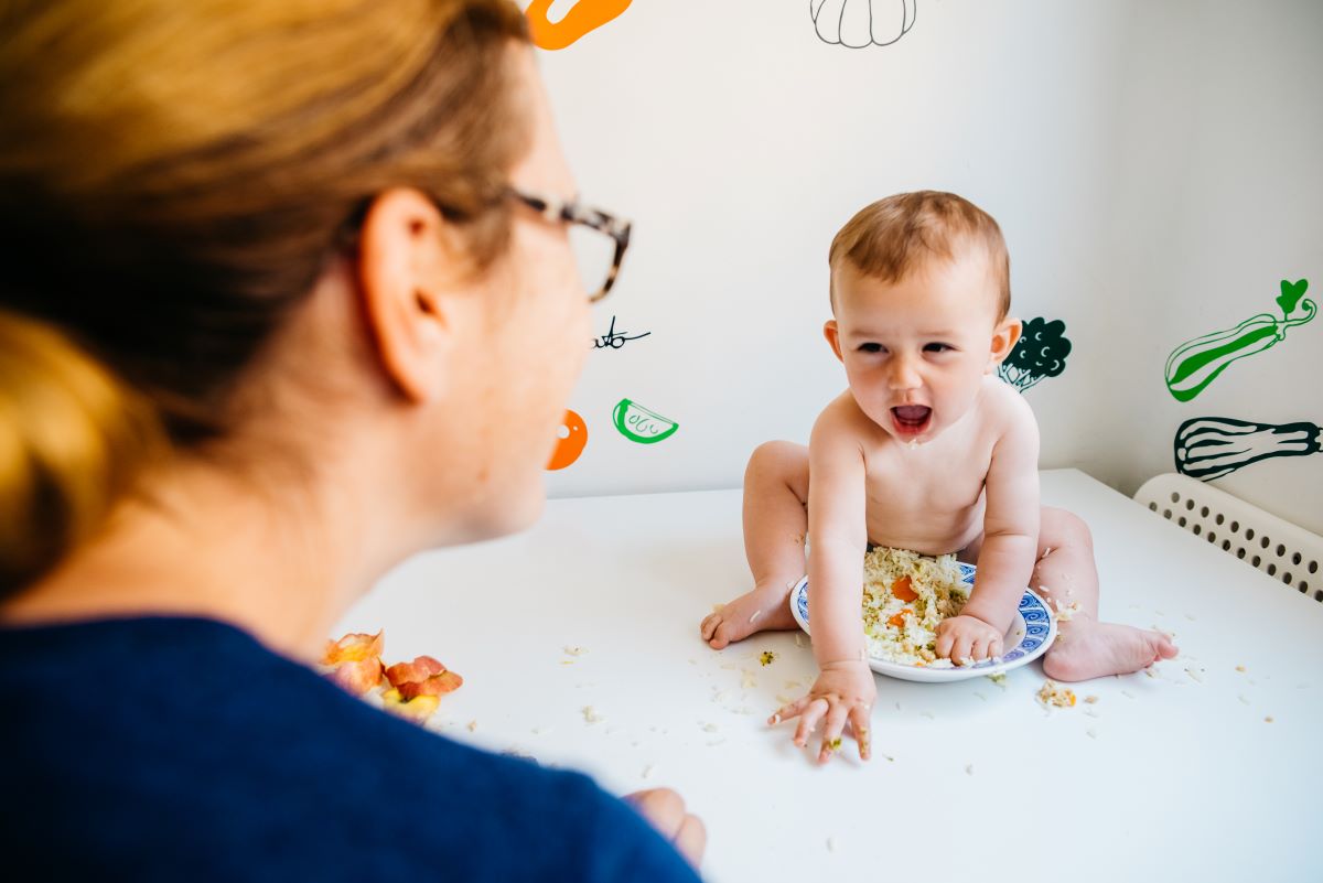 Bébé qui mange un biscuit