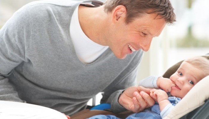 Papa prend la main de son bébé Papa prend la main de son bébé