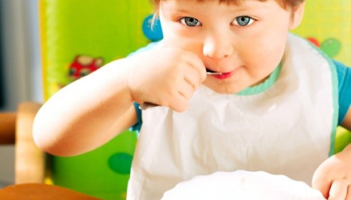 Enfant qui mange à la cantine Enfant qui mange à la cantine