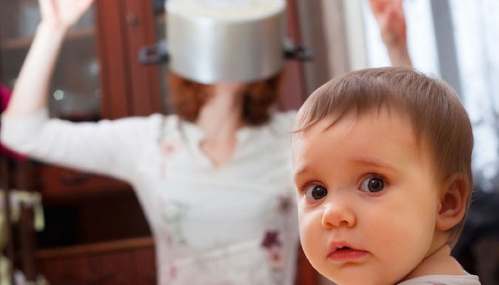 Maman qui joue avec bébé Maman qui joue avec bébé