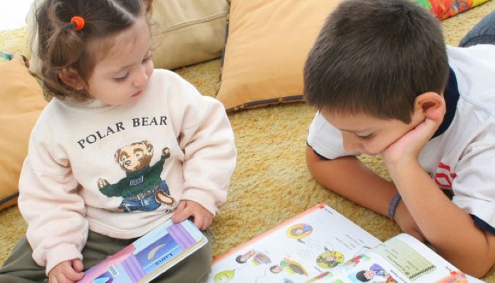 Enfants qui lisent des livres