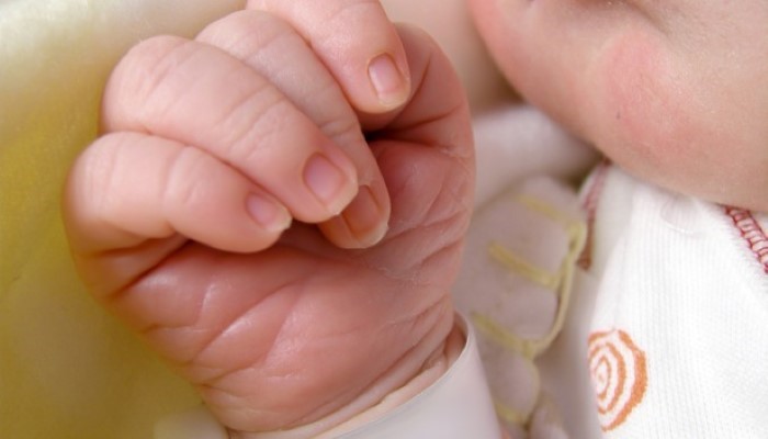 Zoom sur la main d'un nouveau-né
