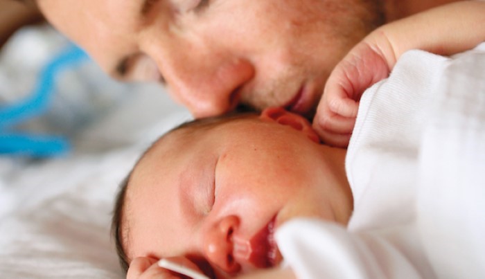 Papa calme les pleurs de son bébé Papa calme les pleurs de son bébé