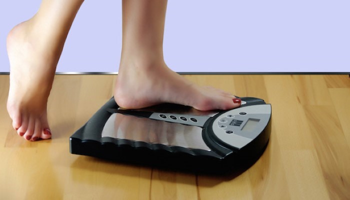 Femme qui se pése Femme qui se pése