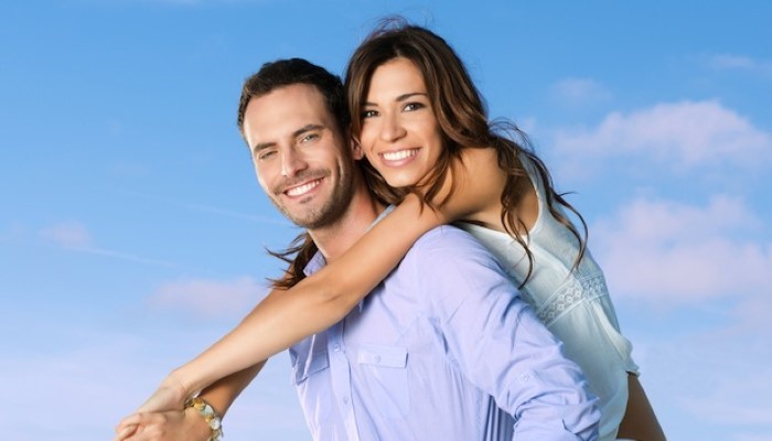 Couple content à l'air libre Couple content à l'air libre